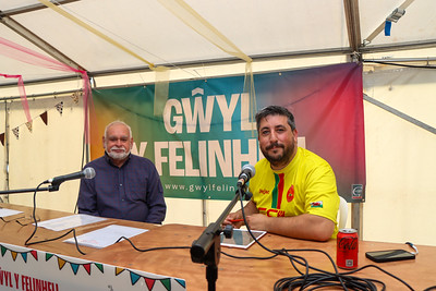 2 men announcing the quiz