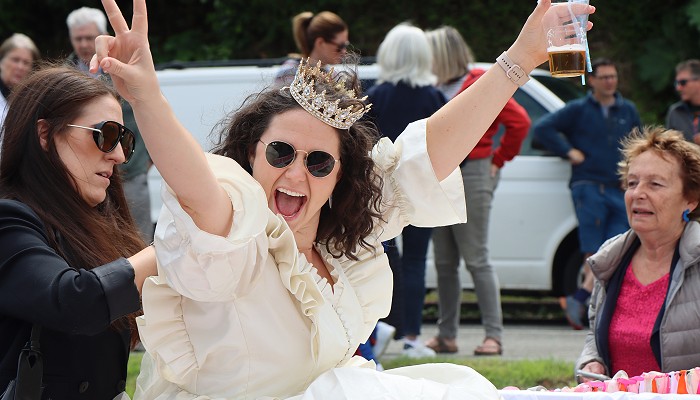 Woman holding up peace signs enjoying the carnival